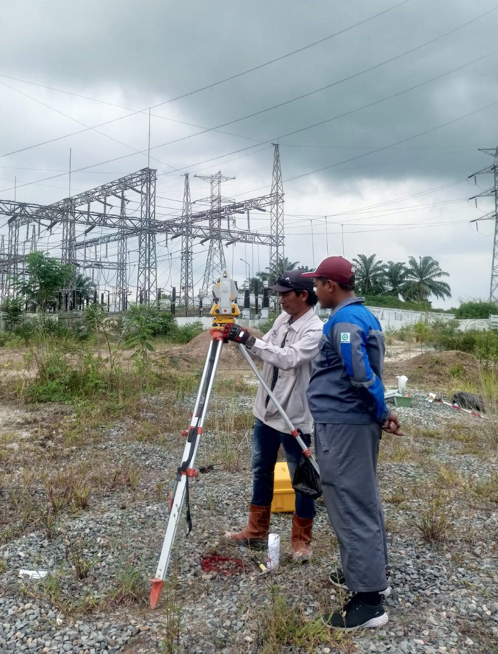 foto dokumentasi saat mengerjakan jasa survey topografi